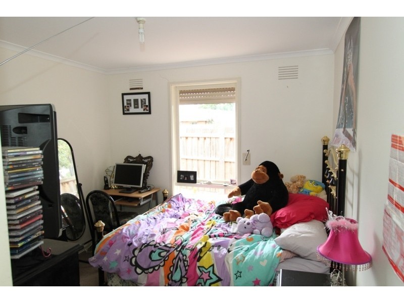 8 Cook Road, Melton South VIC 3338