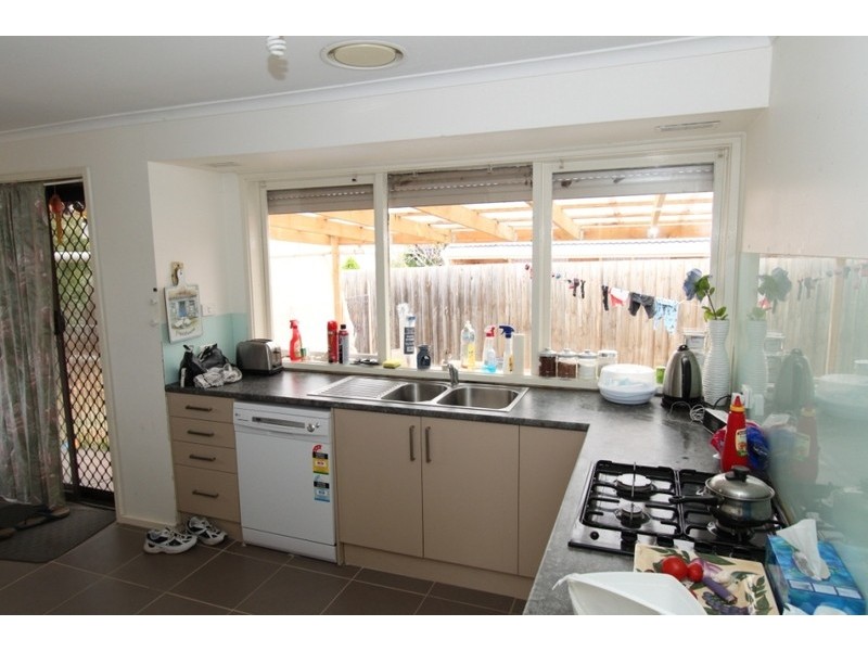 8 Cook Road, Melton South VIC 3338