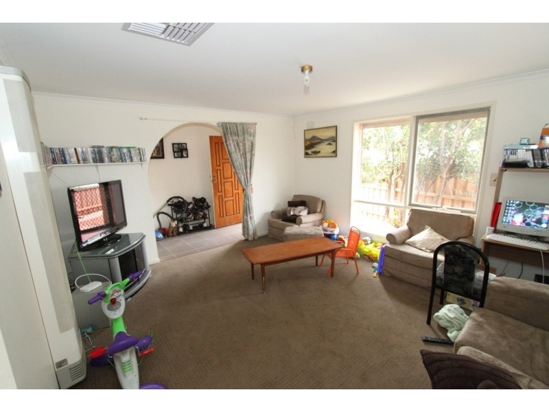 8 Cook Road, Melton South VIC 3338