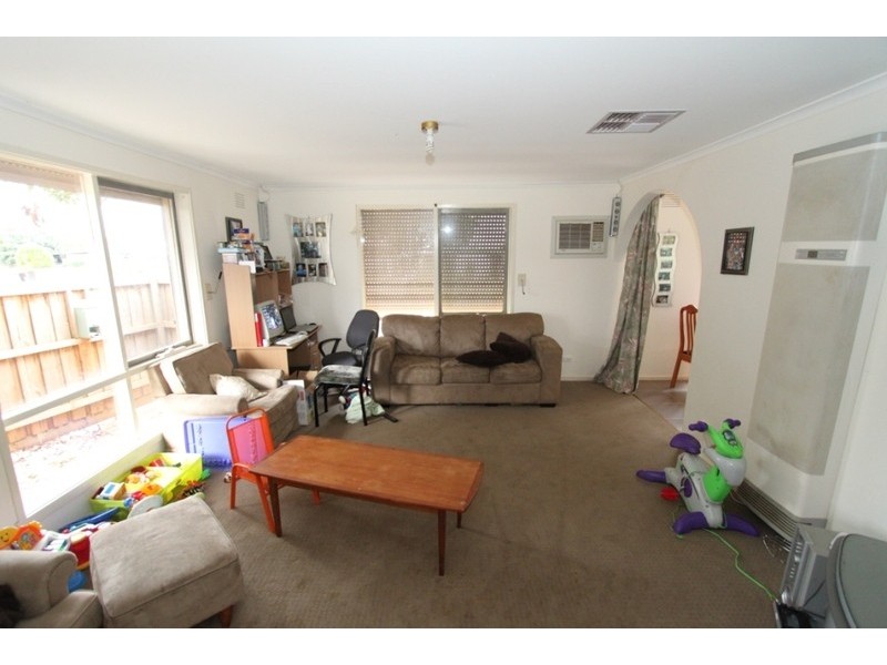 8 Cook Road, Melton South VIC 3338