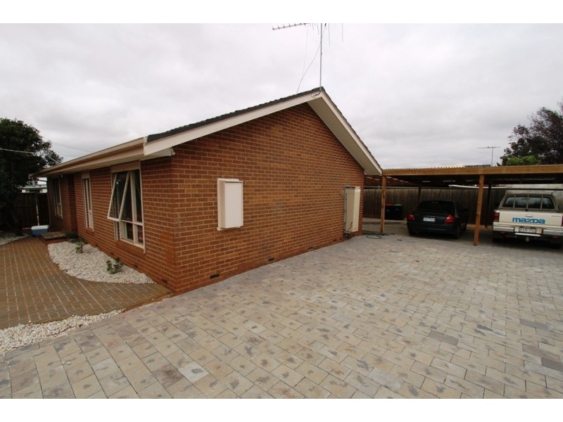8 Cook Road, Melton South VIC 3338
