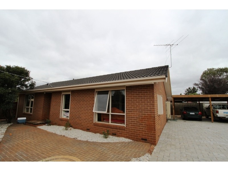 8 Cook Road, Melton South VIC 3338