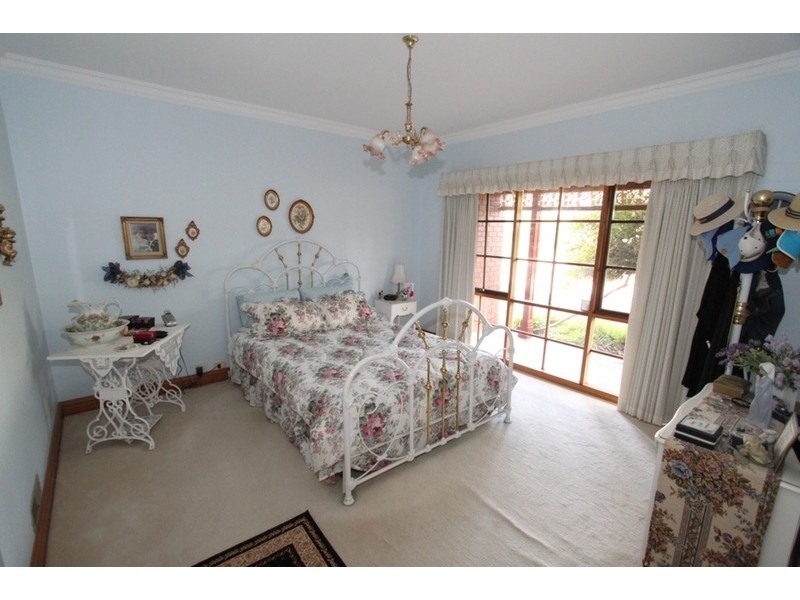 10 Greenstead Amble, Kurunjang VIC 3337