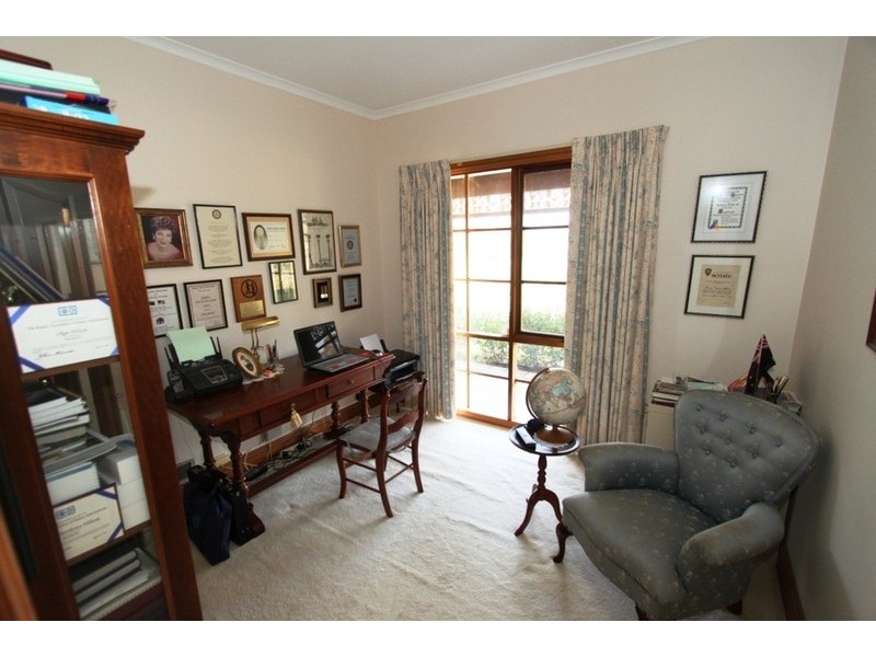 10 Greenstead Amble, Kurunjang VIC 3337