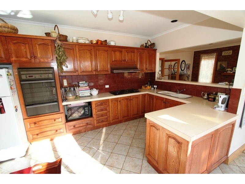 10 Greenstead Amble, Kurunjang VIC 3337