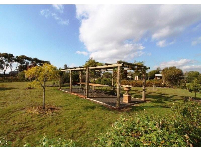 10 Greenstead Amble, Kurunjang VIC 3337