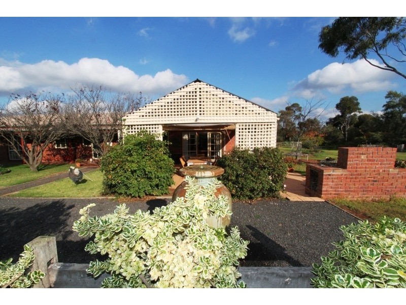 10 Greenstead Amble, Kurunjang VIC 3337