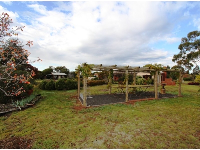 10 Greenstead Amble, Kurunjang VIC 3337
