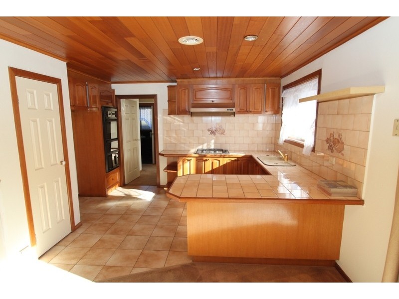 2/81 Gretel Grove, Melton VIC 3337