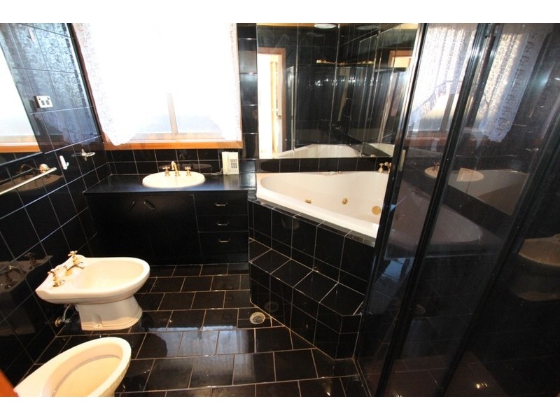 2/81 Gretel Grove, Melton VIC 3337