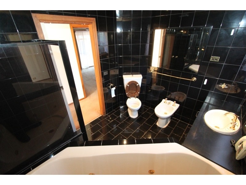 2/81 Gretel Grove, Melton VIC 3337