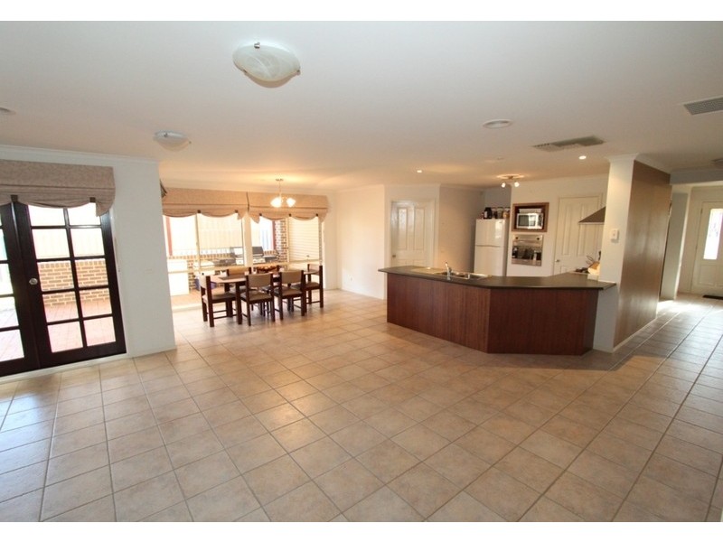 4 Dunrossil Court, Brookfield VIC 3338