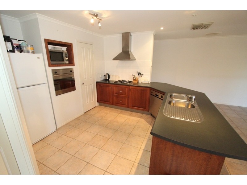 4 Dunrossil Court, Brookfield VIC 3338