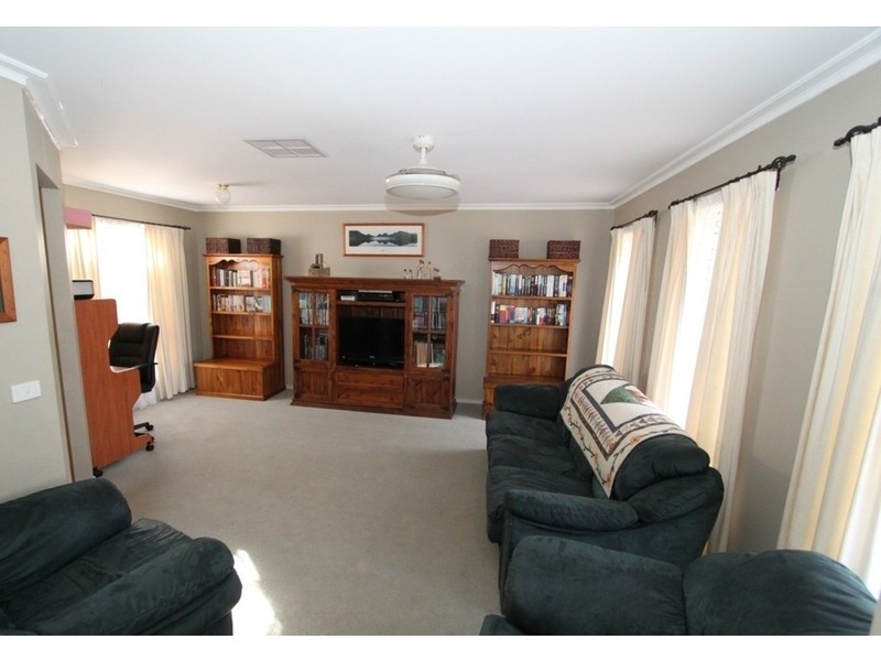 17 Fleetwood Circuit, Melton West VIC 3337