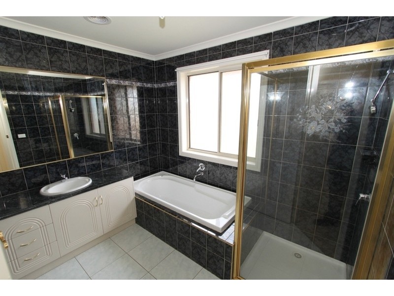 12 Prahn Court, Brookfield VIC 3338