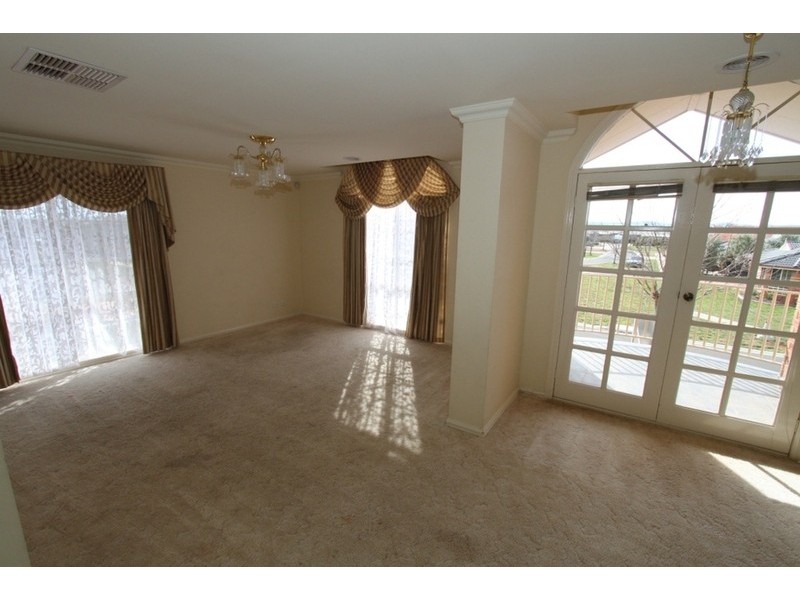 12 Prahn Court, Brookfield VIC 3338