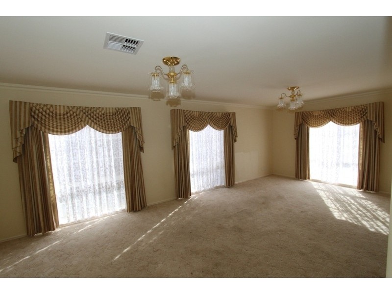 12 Prahn Court, Brookfield VIC 3338