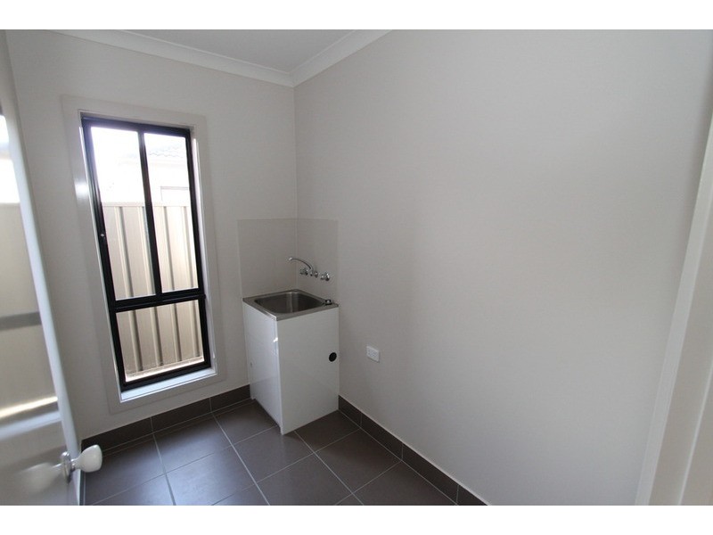 1/21-29 Lakewood Boulevard, Melton VIC 3337