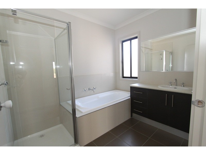 1/21-29 Lakewood Boulevard, Melton VIC 3337