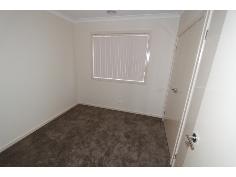 2/5 Oneils Road, Melton VIC 3337