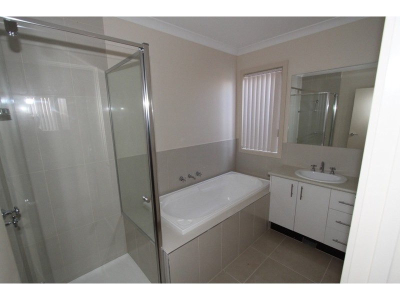 2/5 Oneils Road, Melton VIC 3337