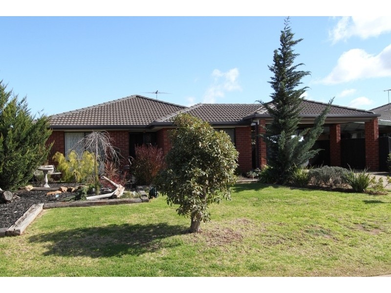 4 Regal Court, Melton South VIC 3338