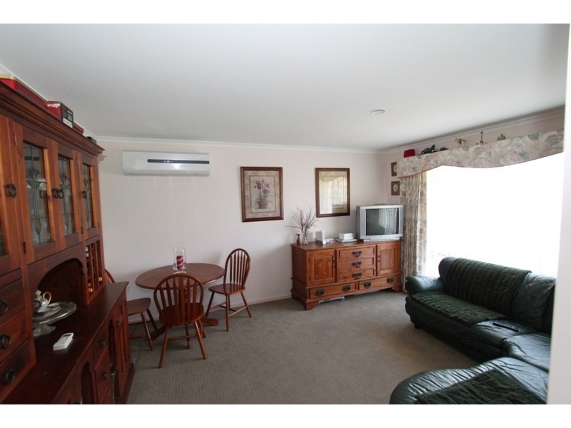 4 Regal Court, Melton South VIC 3338