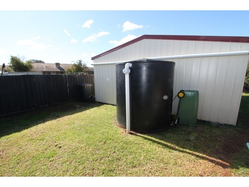 4 Regal Court, Melton South VIC 3338