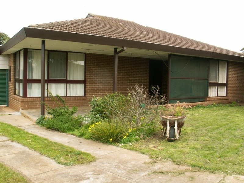 6 Dover Place, Melton VIC 3337
