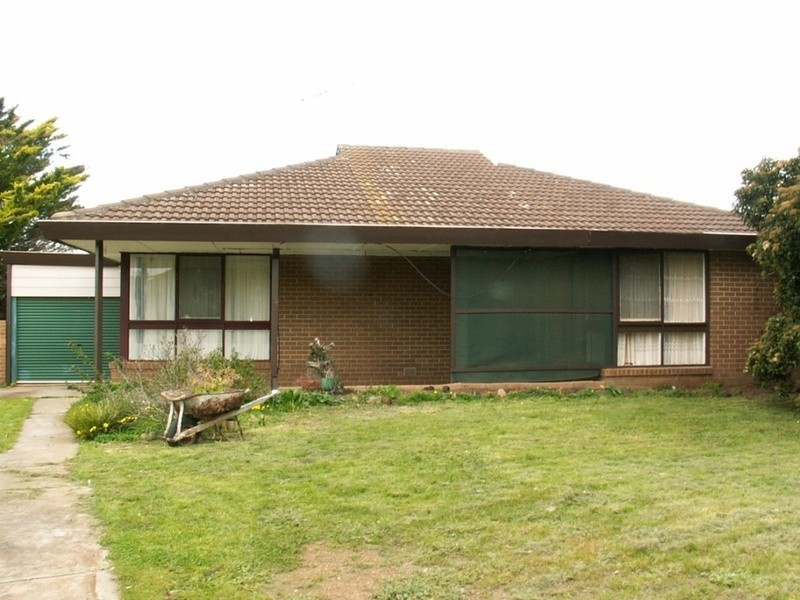 6 Dover Place, Melton VIC 3337