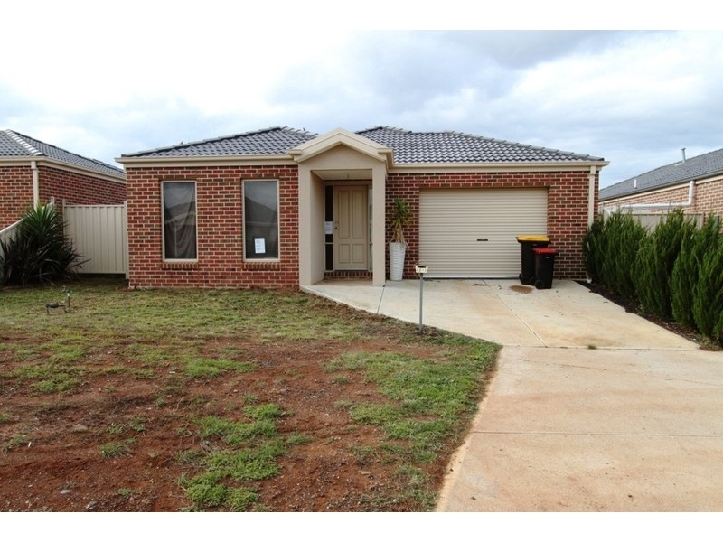 1/24 Pangbourne Avenue, Melton VIC 3337