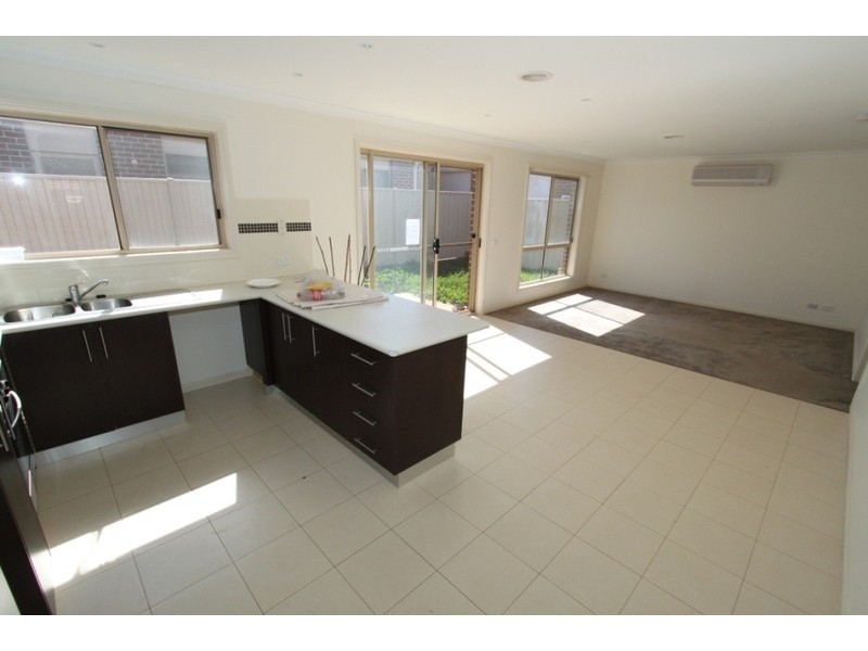 1/24 Pangbourne Avenue, Melton VIC 3337