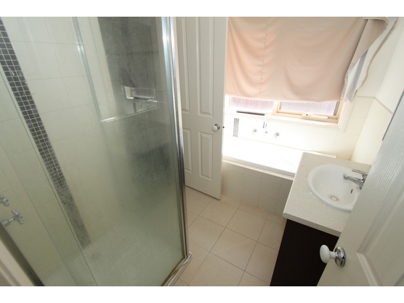 1/24 Pangbourne Avenue, Melton VIC 3337