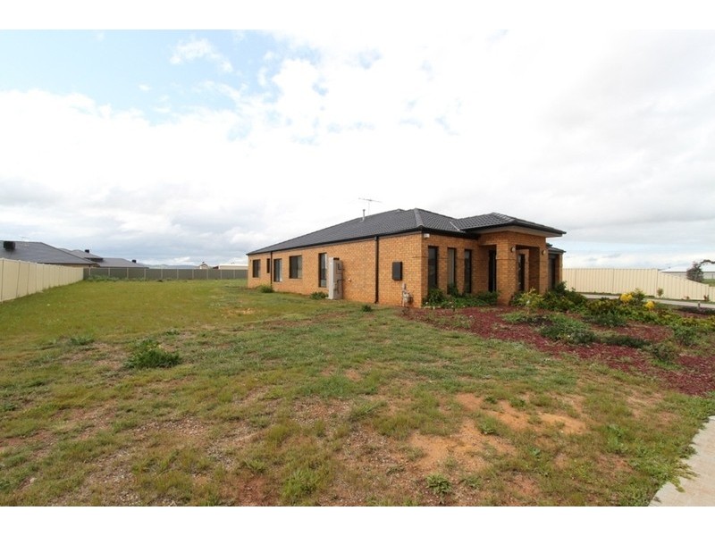 24 Highfield Way, Kurunjang VIC 3337