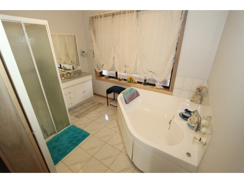 2 Paul Court, Melton West VIC 3337