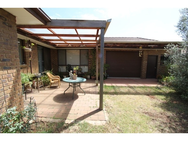 2 Paul Court, Melton West VIC 3337