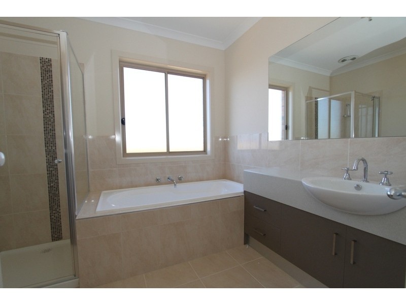 12/4 Blackknight Way, Kurunjang VIC 3337