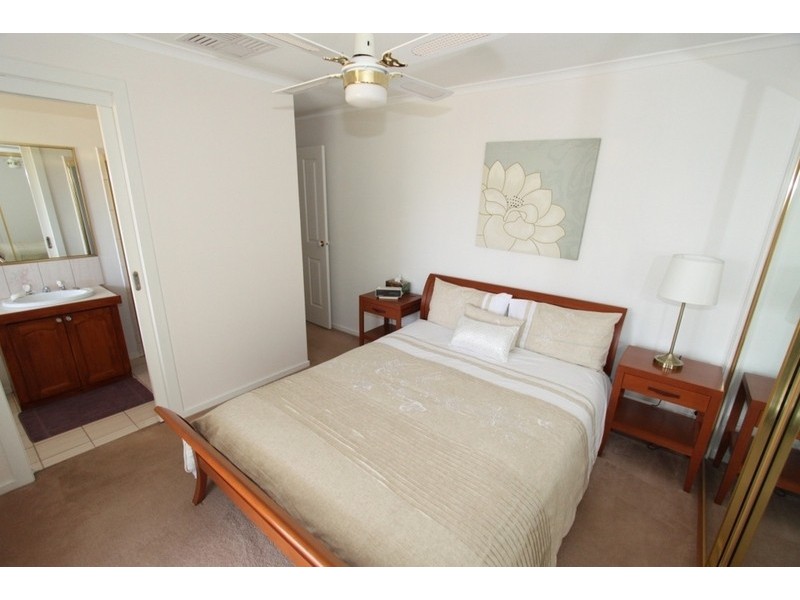 26 Gloaming Ride, Melton VIC 3337