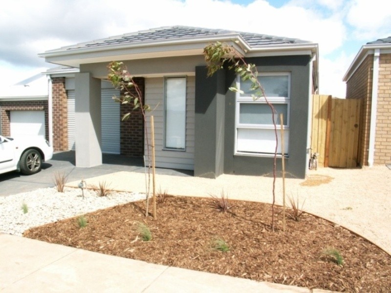 27 Peter Pan Crescent, Melton VIC 3337
