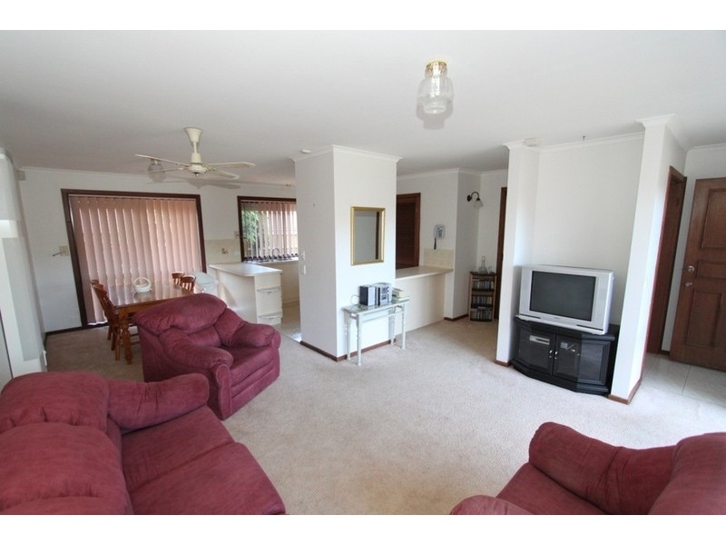2/58 Andrew Street, Melton South VIC 3338