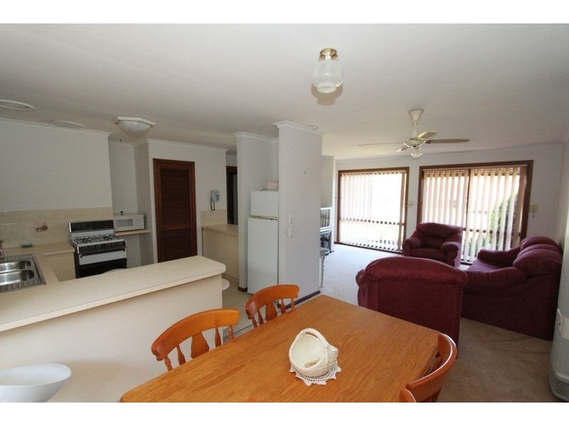 2/58 Andrew Street, Melton South VIC 3338