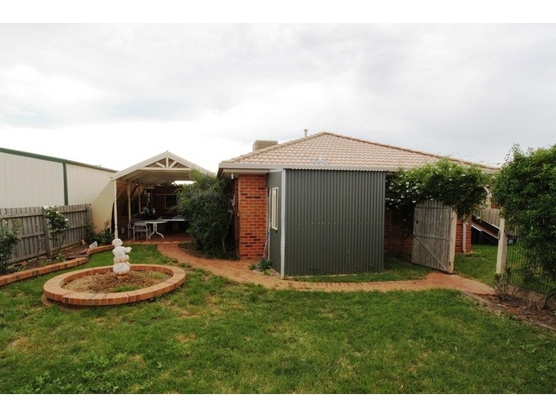 2/7 Belinda Close, Melton VIC 3337
