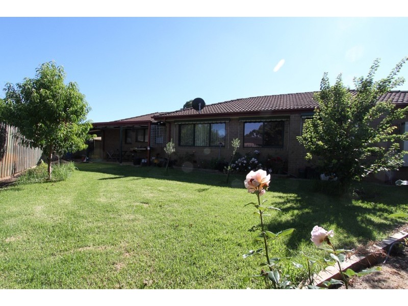 2 Fairbank Place, Melton West VIC 3337