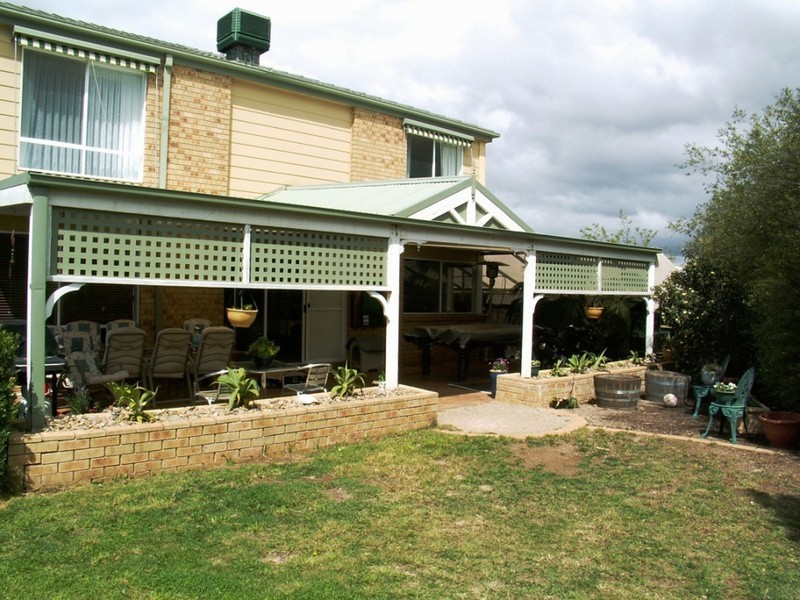 2 Parkway Place, Melton West VIC 3337