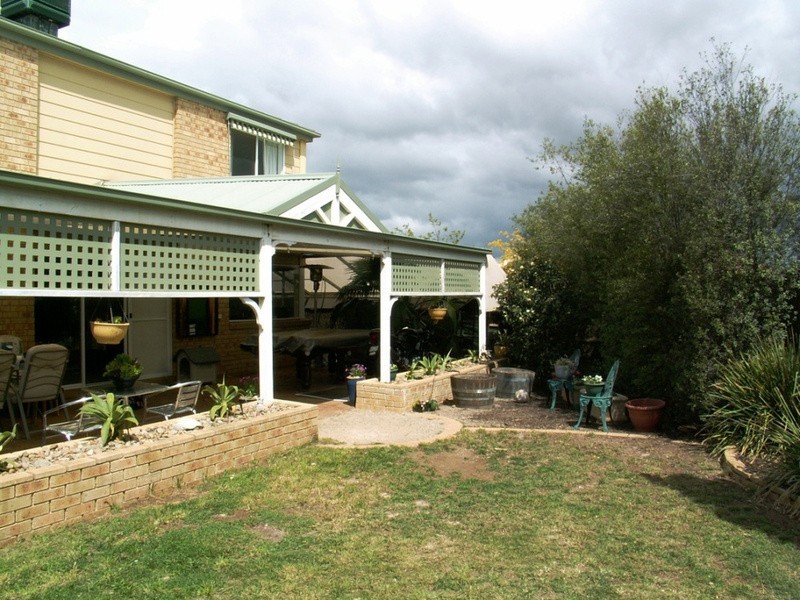 2 Parkway Place, Melton West VIC 3337