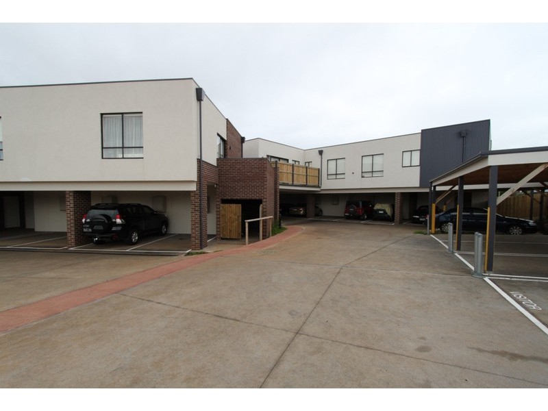 25/9 Petrea Place, Melton West VIC 3337