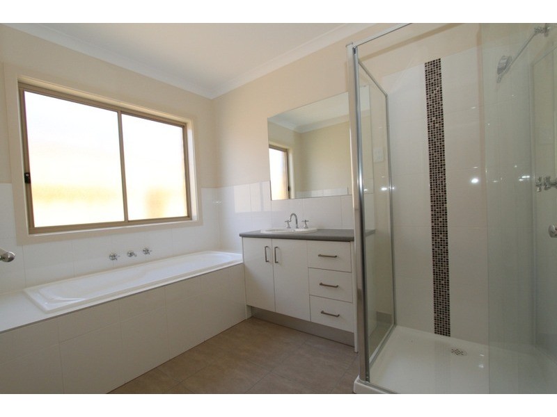 7/4 Black Knight Way, Melton VIC 3337