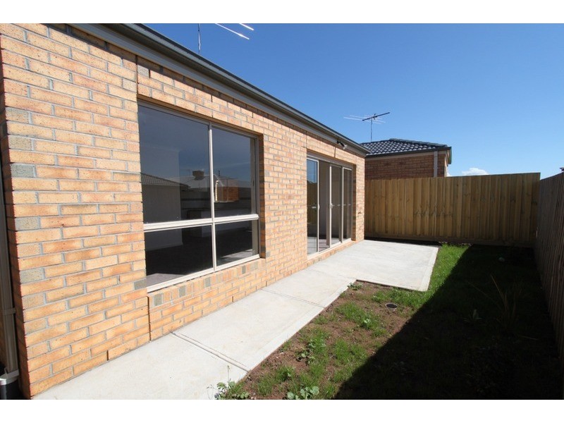 7/4 Black Knight Way, Melton VIC 3337