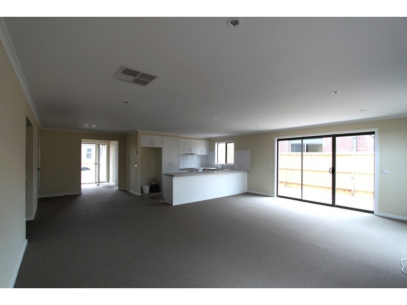 2/91 Longtree Drive, Melton VIC 3337