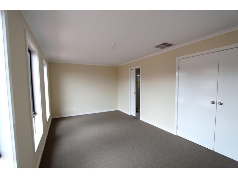 2/91 Longtree Drive, Melton VIC 3337